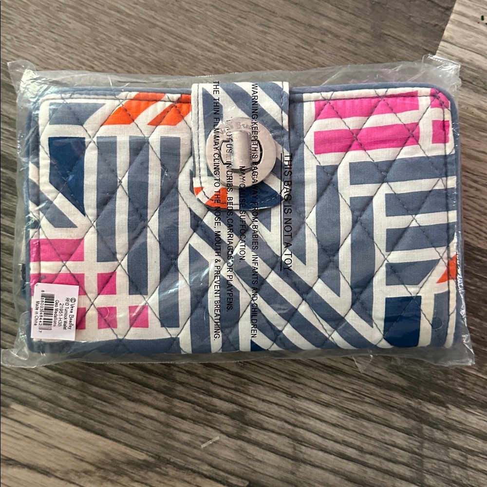Vera‎ Bradley NWT RFID Turnlock Wallet in Geo medallions quilted Blue and Pink